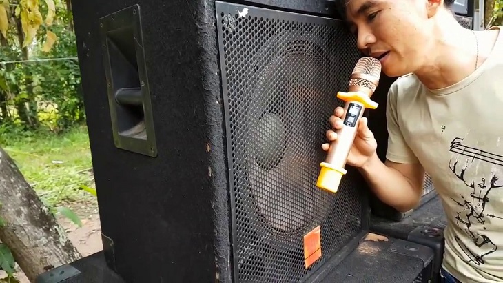 Vị trí micro hướng thẳng và gần loa